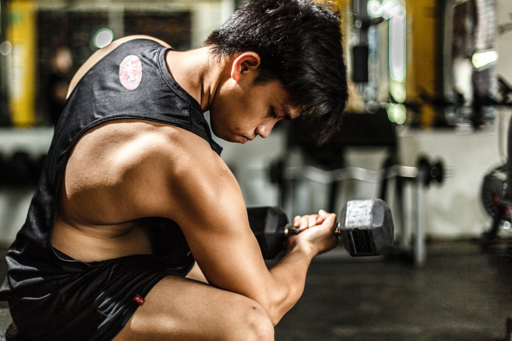 man doing bicep curls